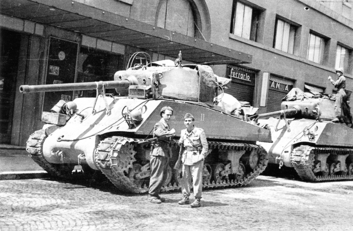 Carri armati alleati in via Vittorio Veneto e Corso Libertà il 25 aprile 1945 (Immagine di proprietà Archivio fotografico Luciano Giachetti-Fotocronisti Baita)